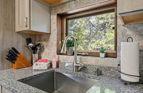 West Yellowstone Cabin | The Moose Bunkhouse: A spacious 4-bedroom retreat just 6 minutes from Yellowstone.