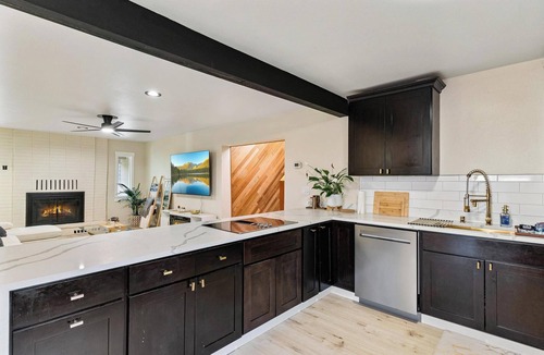 Eastside House | The NorthWest Vibes 6bd/3ba w/GameRoom Covered String Light Deck w/BBQ&Firepit