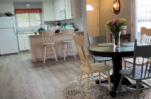 Medford House | The Original ZZ ZANY ZOO Townhome, with Carport & Garage n #1