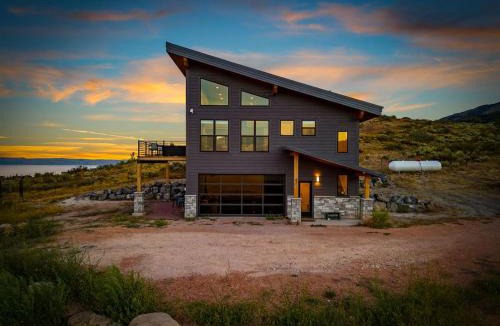 Fish Haven House | The Overlook - BBQ, Stunning Lake Views, Games