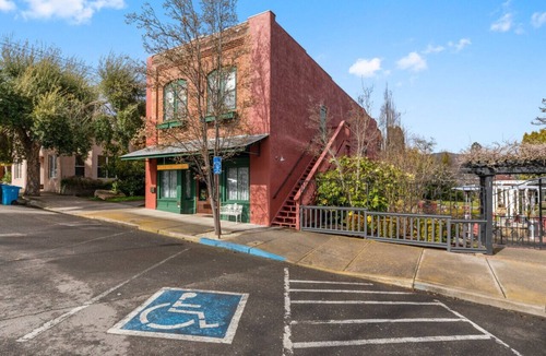Historic Railroad District Apartment | The Peerless Hotel | Signature Room #6 | Clawfoot Tub |Historic District