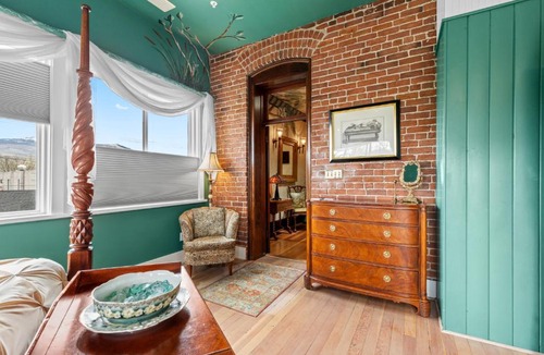 Historic Railroad District Hotel | The Peerless Hotel