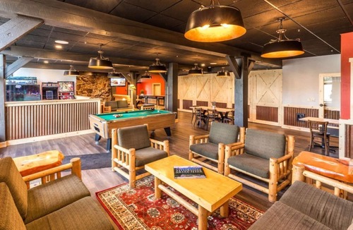 Moran Cabin | The Perfect Nature Retreat! Dining Options, Bar, and Parking Included!