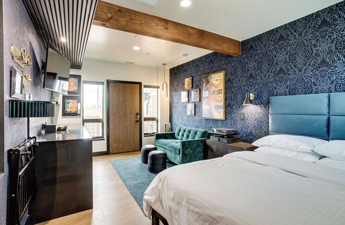 Newport Hotel | The Prima @ The Louie Boutique Motel, Walk to Everything! Dog Friendly!