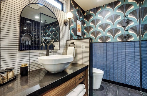 Newport Hotel | The Prima @ The Louie Boutique Motel, Walk to Everything! Dog Friendly!