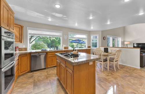 Eagle House | The Promenade Luxury Home and Yard