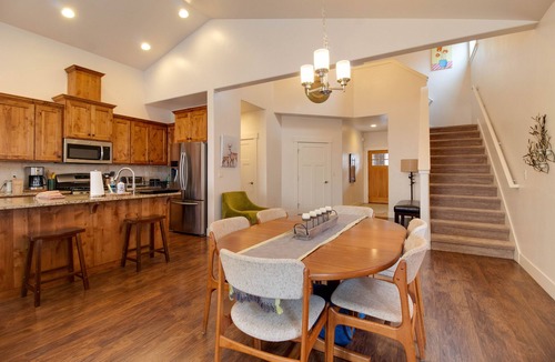 Sisters House | The Quails Nest - charming 3 bedroom 2.5 bath with fireplace in Sisters Oregon