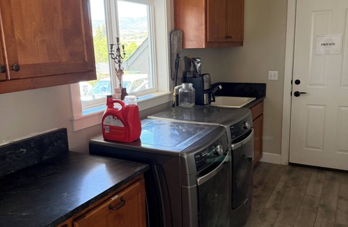 Ashland House | The R&R is a large 5-bedroom house in beautiful Ashland…amazing sunset views,