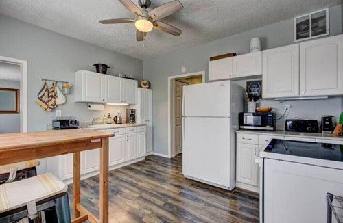 Sunset House | The Red Bench Cottage | Historic Charm Fenced Yard Walk to Hyde Park Central Boise