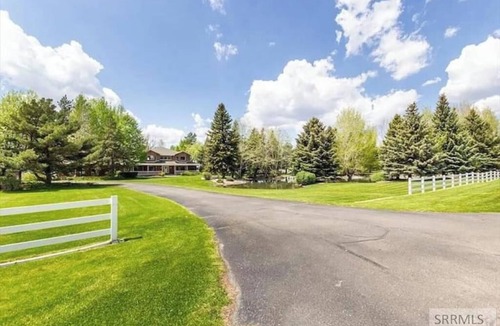 Rexburg House | The Red Brick Haven - Pond Golf Fish Sleeps 24+