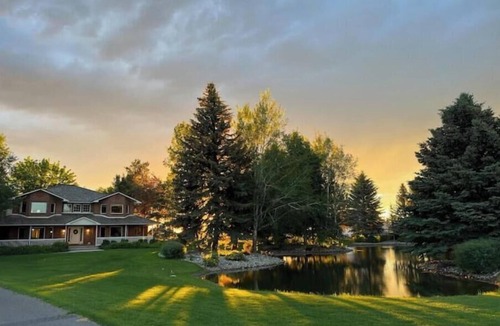 Rexburg House | The Red Brick Haven - Pond Golf Fish Sleeps 24+