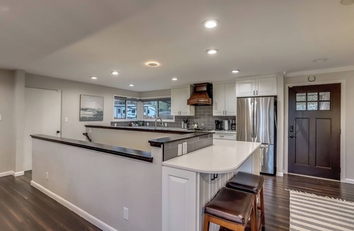 Bel Aire House | The Red Rocks Basecamp: Flatiron Views, Hot Tub, & Vintage Arcades!