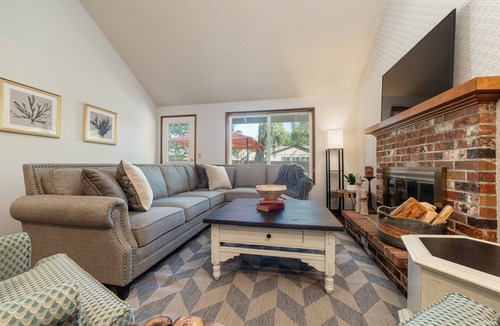 Beaverton House | The Restful Retreat: king Bed + yard + fire pit + kids + Pet friendly