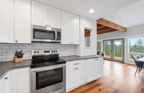Sagle House | The Retreat on Gold Mountain - Pet Friendly