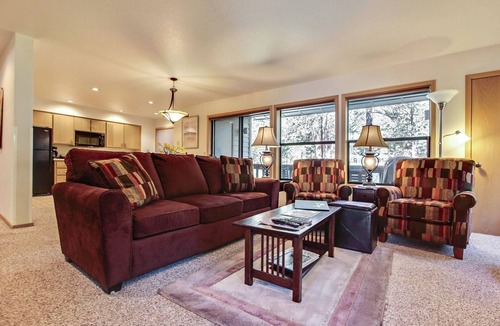 Sunriver Condo | The Ridge at Sunriver - Condo #37 - Access provided to onsite seasonal swimming pool & tennis facilities, year-round hot tub plus 4 bikes
