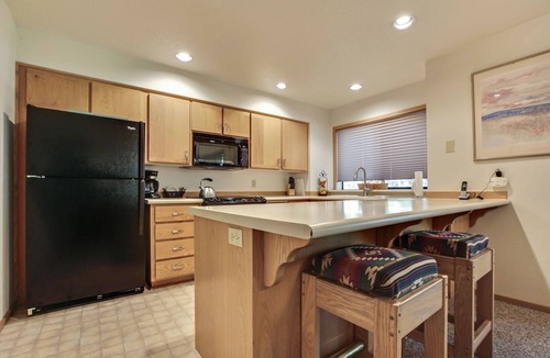 Sunriver Condo | The Ridge at Sunriver - Condo #37 - Access provided to onsite seasonal swimming pool & tennis facilities, year-round hot tub plus 4 bikes