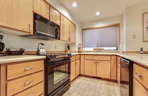 Sunriver Condo | The Ridge at Sunriver - Condo #37 - Access provided to onsite seasonal swimming pool & tennis facilities, year-round hot tub plus 4 bikes