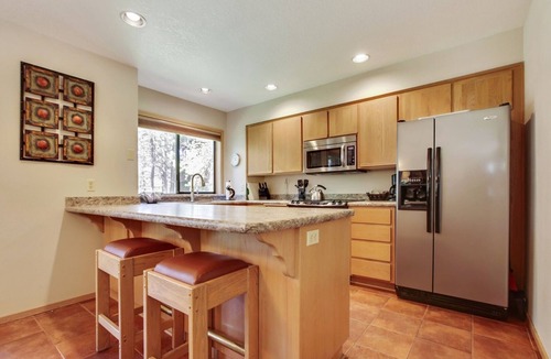 Sunriver Condo | The Ridge at Sunriver - Condo #45 - Access provided to onsite seasonal swimming pool & tennis facilities, year-round hot tub plus 4 bikes