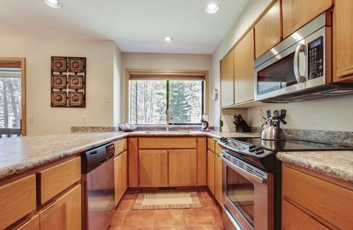 Sunriver Condo | The Ridge at Sunriver - Condo #45 - Access provided to onsite seasonal swimming pool & tennis facilities, year-round hot tub plus 4 bikes