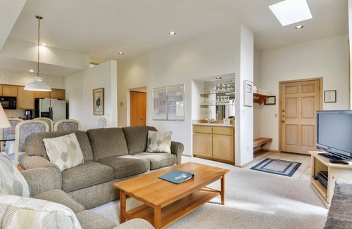 Sunriver Condo | The Ridge at Sunriver - Condo #4 - Access provided to onsite seasonal swimming pool & tennis facilities, year-round hot tub plus 4 bikes