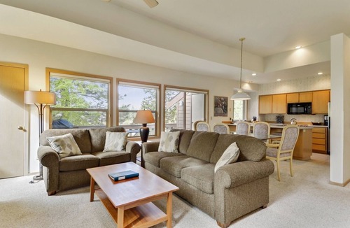 Sunriver Condo | The Ridge at Sunriver - Condo #4 - Access provided to onsite seasonal swimming pool & tennis facilities, year-round hot tub plus 4 bikes