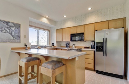 Sunriver Condo | The Ridge at Sunriver - Condo #4 - Access provided to onsite seasonal swimming pool & tennis facilities, year-round hot tub plus 4 bikes