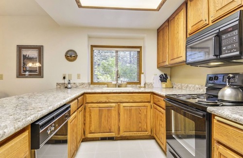 Sunriver Condo | The Ridge at Sunriver - Condo #09 - Access provided to onsite seasonal swimming pool & tennis facilities, year-round hot tub plus 4 bikes