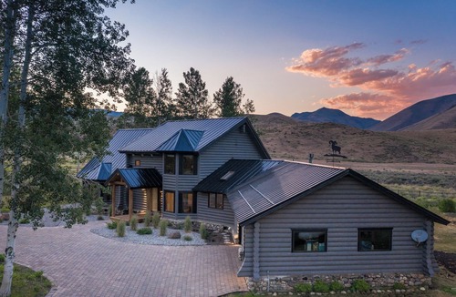 Hailey Cabin | The Rodeo Cabin on 5 Acres | Hot Tub, Peloton Bike, and Pet-Friendly!
