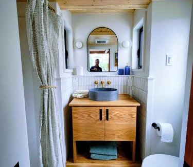 Alvadore Apartment | The Roost at Hidden Owl Farmstead - Luxury 1 Bdrm Cottage near Wineries and Lake