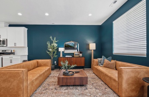 Star House | The Roost/The Hub, Luxe Star Idaho Stays w/65" TV & Zippy Wi-Fi, Sleeps 14