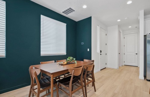 Star House | The Roost/The Hub, Luxe Star Idaho Stays w/65" TV & Zippy Wi-Fi, Sleeps 14