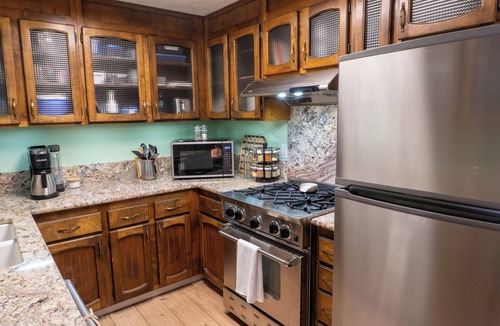 Central Point House | The Rose House: Spacious Retreat w/Fire Pit Deck/near expo & Airport/Sleeps 8
