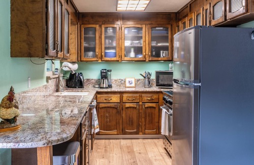 Central Point House | The Rose House: Spacious Retreat w/Fire Pit Deck/near expo & Airport/Sleeps 8