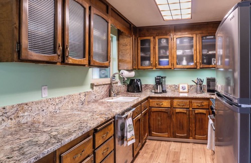 Central Point House | The Rose House: Spacious Retreat w/Fire Pit Deck/near expo & Airport/Sleeps 8
