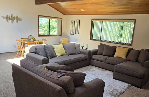 Sequim Apartment | The Sequim Tree House is a spacious one bedroom with a bonus room for more guest