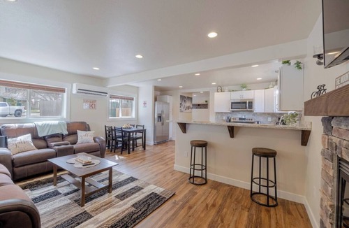 Kellogg House | The Silver Mountain Chalet- Private Hot Tub!