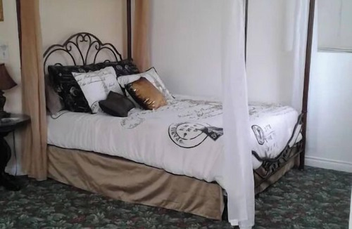 Clinton House | The Sirens Hideaway a charming Victorian Farmhouse