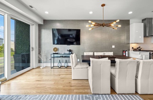 Edgehill House | The Skyline @ The Gulch Pool + Broadway Views