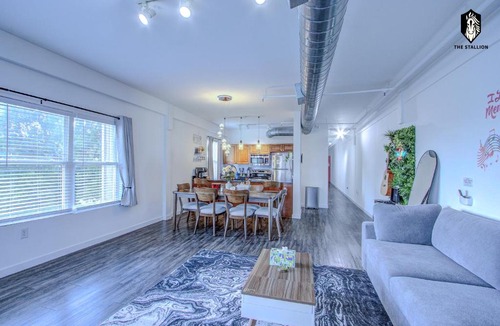 Downtown Memphis Apartment | The Stallion #305 - Walk to Attractions - Modern Spacious 1BD Loft in Memphis Downtown