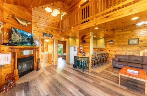 Bryant House | The Summit - 3 cabin getaway for 20 guests with views!