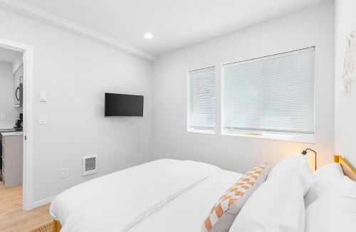 Whittier Heights Apartment | The Sweetest Suite - 91 Walkscore!