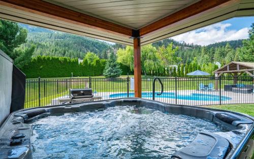Leavenworth House | The Tyrolean - Pool, Hot Tub & Ski Hill Charm