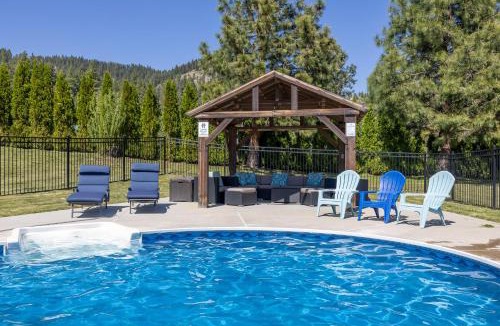 Leavenworth House | The Tyrolean - Pool, Hot Tub & Ski Hill Charm
