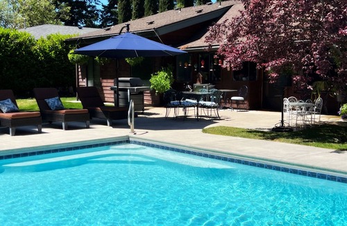 Grants Pass Cottage | The Vintage Cottage with riverfront access