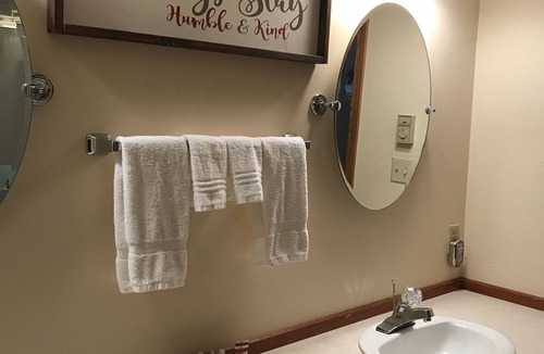 Cody Bed & Breakfast | The Wapiti Room - Windmill Inn