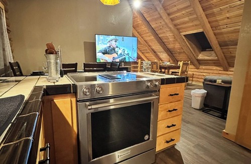 Chiloquin Apartment | The Waterwheel Cabin & Guide Room/Family Retreat