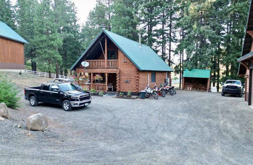 Cle Elum Cabin | The Whispering Pines Cabin, A romantic hideaway from the stresses of work!
