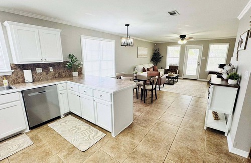 Claiborne House | The White Magnolia - Clean & Cozy Retreat!