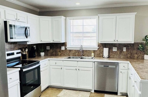 Claiborne House | The White Magnolia - Clean & Cozy Retreat!