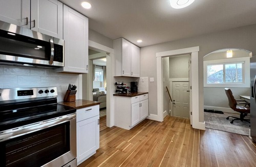 Baker City House | The Winston, Gorgeous! 4 Bdrm w/Hot Tub & Firepit, Local Golfing 50% Off!